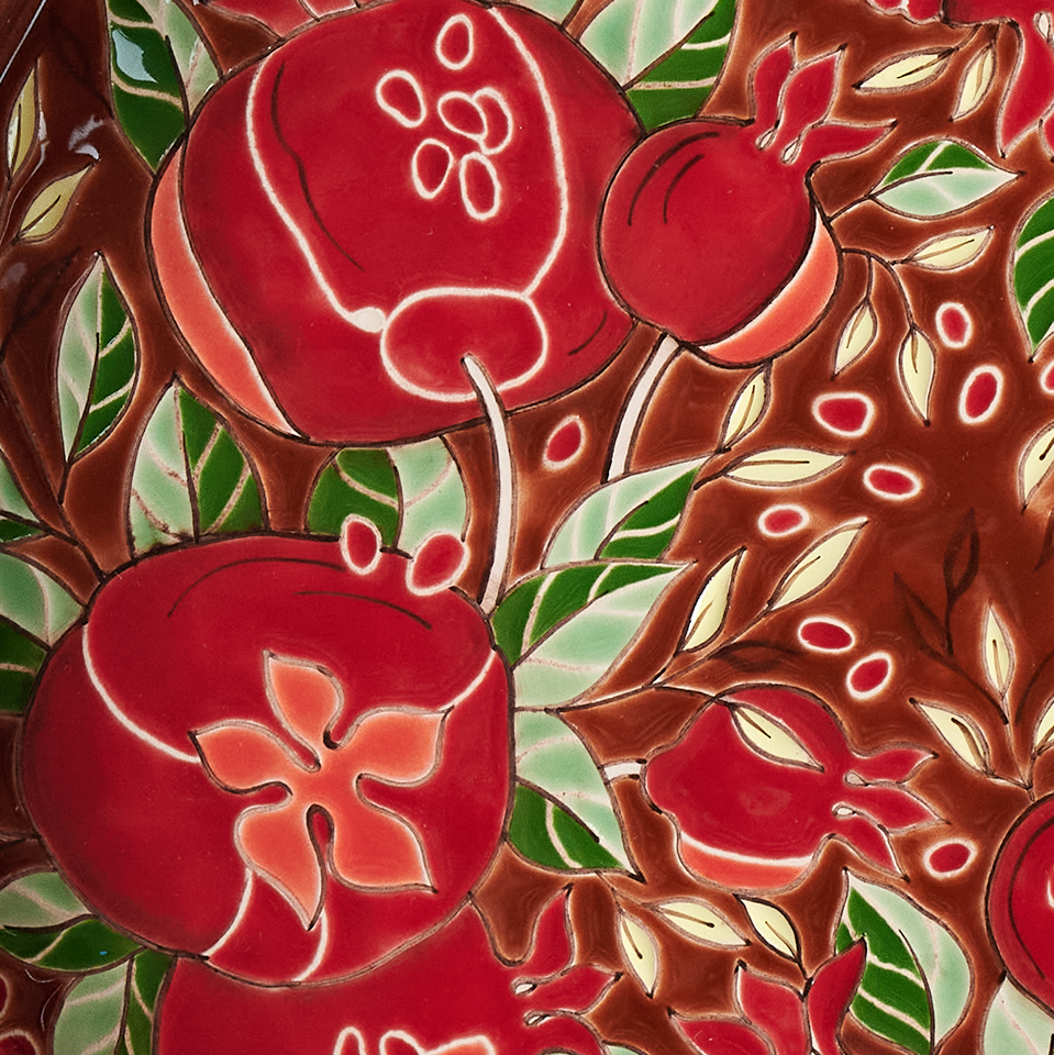 Тарелка Гранаты на коричневом